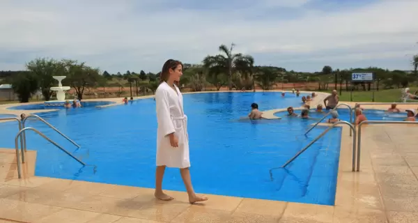 Las Termas de Federaci�n, pioneras en el turismo termal argentino, ofrecen relax frente al lago Salto Grande.