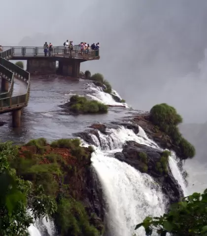 Las Cataratas del Iguaz�, una de las Siete Maravillas Naturales del Mundo, son el coraz�n del parque nacional misionero.