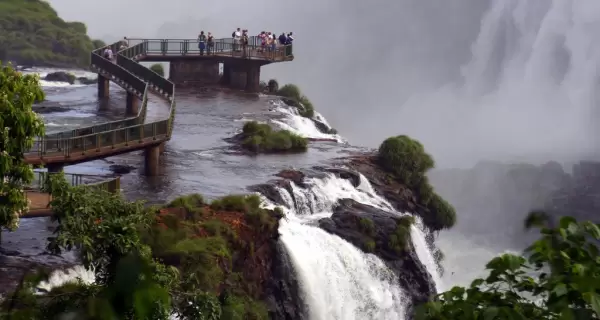 Las Cataratas del Iguaz�, una de las Siete Maravillas Naturales del Mundo, son el coraz�n del parque nacional misionero.