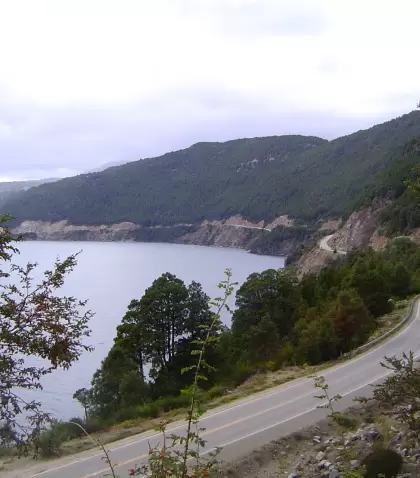 La Ruta de los Siete Lagos ofrece paisajes imponentes entre monta�as y bosques en el coraz�n de la Patagonia.