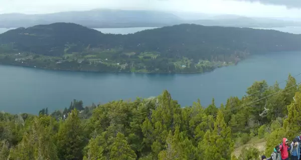 Desde el Cerro Campanario, se observan los lagos Nahuel Huapi y Moreno, una de las vistas m�s ic�nicas de la Patagonia.
