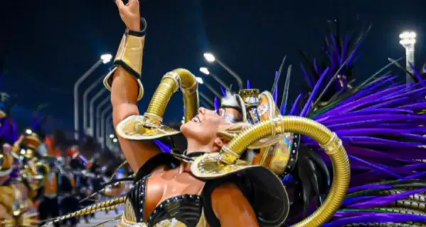 El Carnaval de Gualeguaych�, una de las celebraciones m�s emblem�ticas del pa�s, representa la alegr�a y creatividad del Litoral argentino.