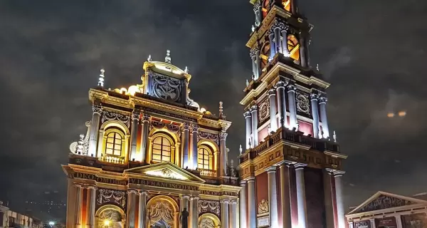 La Iglesia de San Francisco, uno de los �conos arquitect�nicos de Salta, refleja el esp�ritu colonial del norte argentino.