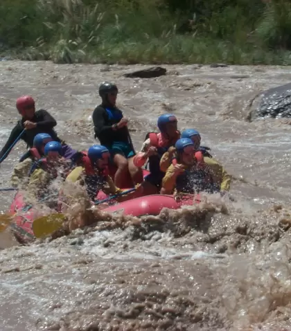 Los r�os y monta�as de Mendoza ofrecen escenarios �nicos para el turismo aventura en la cordillera.