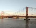 La Laguna Set�bal, con el ic�nico Puente Colgante de fondo, es uno de los paisajes m�s representativos de Santa Fe.