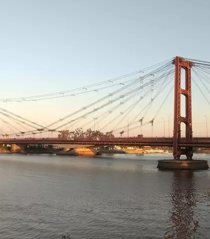 La Laguna Set�bal, con el ic�nico Puente Colgante de fondo, es uno de los paisajes m�s representativos de Santa Fe.