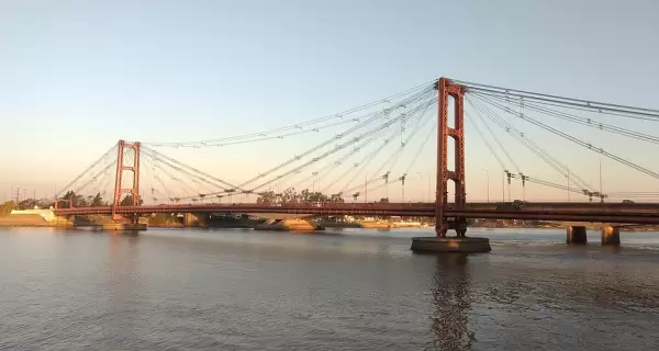 La Laguna Set�bal, con el ic�nico Puente Colgante de fondo, es uno de los paisajes m�s representativos de Santa Fe.