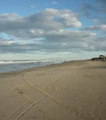 Las playas del Partido de La Costa se extienden por m�s de 90 km entre m�danos, bosques y balnearios familiares.