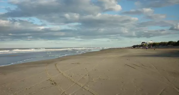 Las playas del Partido de La Costa se extienden por m�s de 90 km entre m�danos, bosques y balnearios familiares.