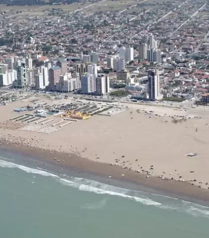 Las amplias playas de Necochea combinan mar, m�danos y bosque en un entorno natural privilegiado.