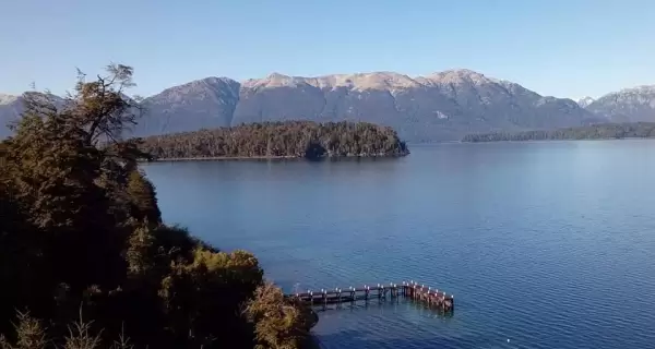 El Lago Correntoso, en Villa La Angostura, es una de las playas m�s emblem�ticas del verano patag�nico