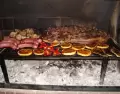 El asado, los vinos y los sabores regionales son parte esencial del turismo gastron�mico argentino.