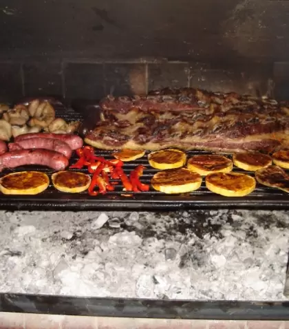 El asado, los vinos y los sabores regionales son parte esencial del turismo gastron�mico argentino.