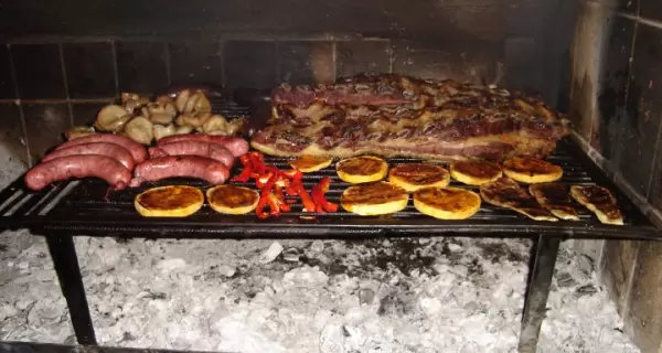 El asado, los vinos y los sabores regionales son parte esencial del turismo gastron�mico argentino.