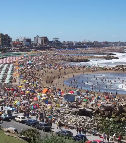 Las playas argentinas, desde Mar del Plata hasta la Patagonia, marcan el inicio perfecto del verano.