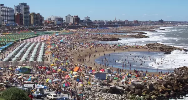 Las playas argentinas, desde Mar del Plata hasta la Patagonia, marcan el inicio perfecto del verano.
