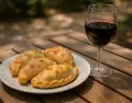 En verano, la gastronom�a argentina combina platos frescos, vinos y productos regionales en cada rinc�n del pa�s.
