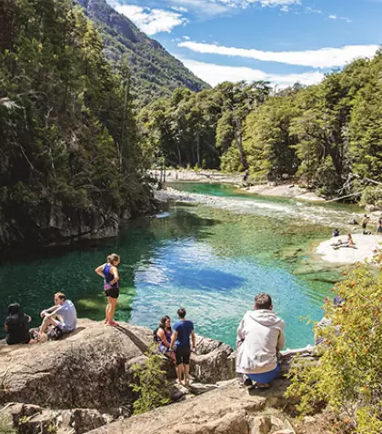 Los senderos de El Bols�n combinan aguas turquesas y naturaleza patag�nica pura.