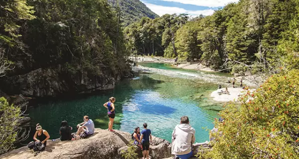 Los senderos de El Bols�n combinan aguas turquesas y naturaleza patag�nica pura.