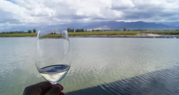 En verano, las rutas del vino argentino combinan vi�edos, monta�a y experiencias �nicas al aire libre.