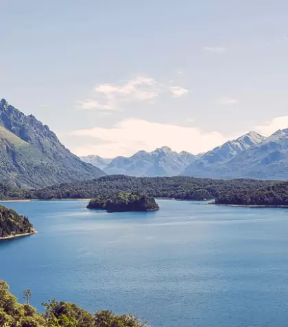 Desde la Patagonia hasta las sierras cordobesas, Argentina ofrece destinos rom�nticos para disfrutar el verano en pareja.