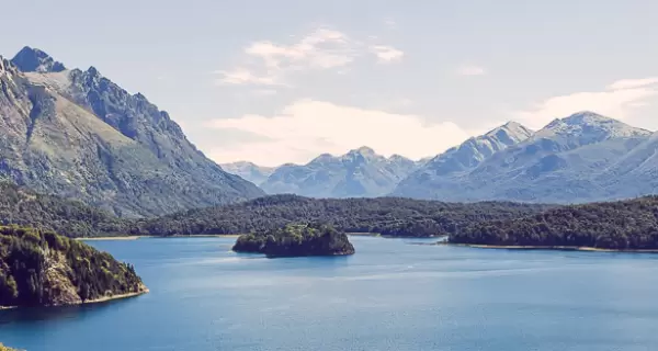 Desde la Patagonia hasta las sierras cordobesas, Argentina ofrece destinos rom�nticos para disfrutar el verano en pareja.