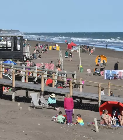 La costa argentina celebra el fin de a�o con playas iluminadas, m�sica y la energ�a del verano.
