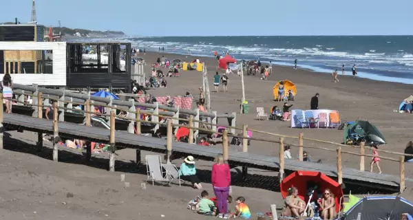 La costa argentina celebra el fin de a�o con playas iluminadas, m�sica y la energ�a del verano.