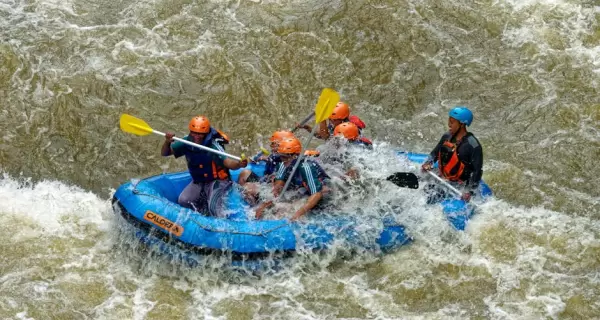 El rafting, el trekking y el kayak son protagonistas del turismo de aventura argentino durante el verano.