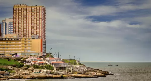 Mar del Plata combina playas, gastronom�a y una vida costera activa durante todo el a�o.