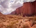 Talampaya impacta por sus formaciones rojizas y la inmensidad del desierto riojano.