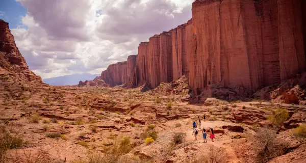 Talampaya impacta por sus formaciones rojizas y la inmensidad del desierto riojano.