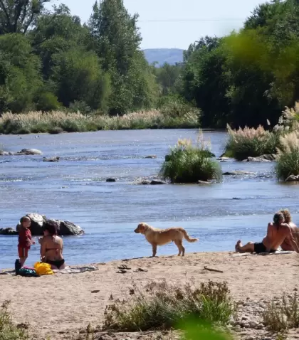 En verano, los r�os argentinos ofrecen frescura, sombra y descanso natural.