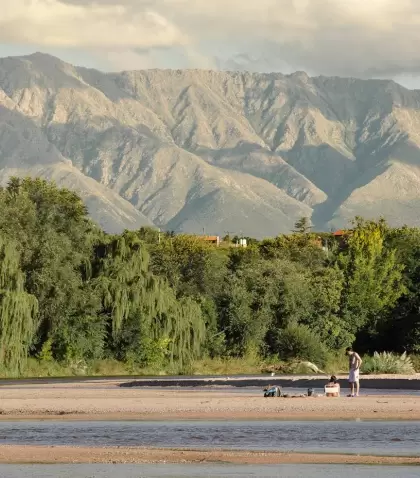 En distintos puntos de Argentina, el verano revela r�os y lagos de agua sorprendentemente cristalina.