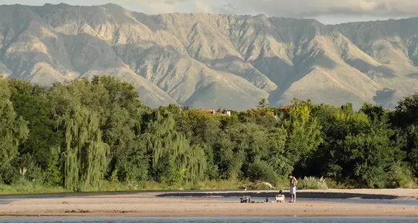 En distintos puntos de Argentina, el verano revela r�os y lagos de agua sorprendentemente cristalina.