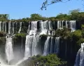 En verano, las cascadas argentinas muestran mayor caudal y se convierten en refugios naturales contra el calor.