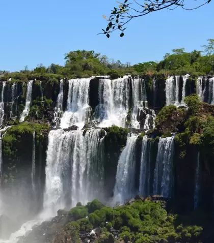 En verano, las cascadas argentinas muestran mayor caudal y se convierten en refugios naturales contra el calor.
