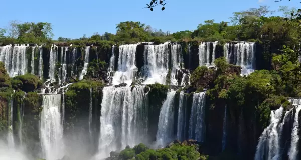 En verano, las cascadas argentinas muestran mayor caudal y se convierten en refugios naturales contra el calor.