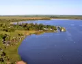 En verano, las lagunas argentinas ofrecen agua tranquila, paisaje abierto y descanso real.