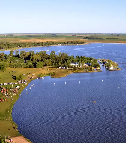 En verano, las lagunas argentinas ofrecen agua tranquila, paisaje abierto y descanso real.