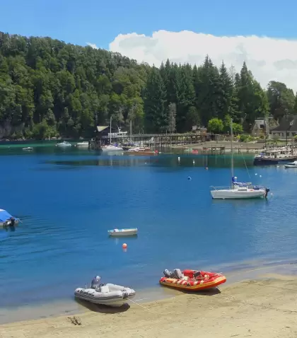 En verano, Neuqu�n combina lagos cristalinos, monta�as accesibles y propuestas de aventura.