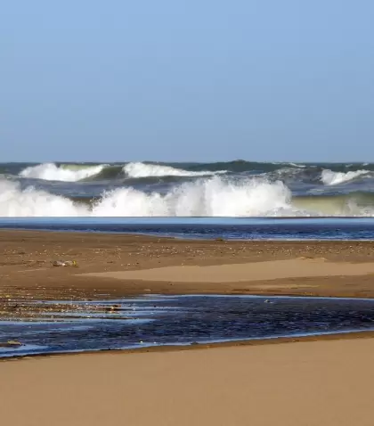 Algunas playas argentinas mantienen espacio, silencio y calma incluso en pleno verano.