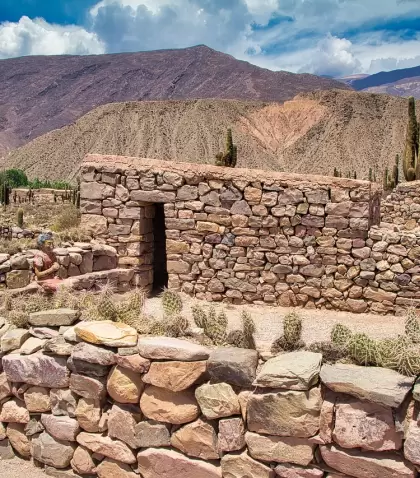En verano, Jujuy despliega cerros intensos, cultura viva y paisajes que marcan al viajero.