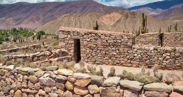 En verano, Jujuy despliega cerros intensos, cultura viva y paisajes que marcan al viajero.