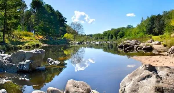 En verano, las playas de r�o ofrecen agua dulce, espacio y un ritmo ideal para descansar.