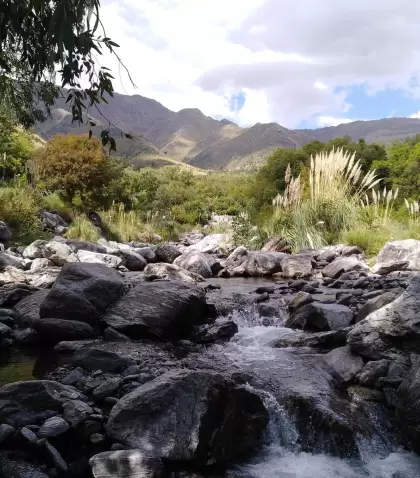 En verano, los pueblos serranos ofrecen agua fresca, sombra y un ritmo ideal para descansar.
