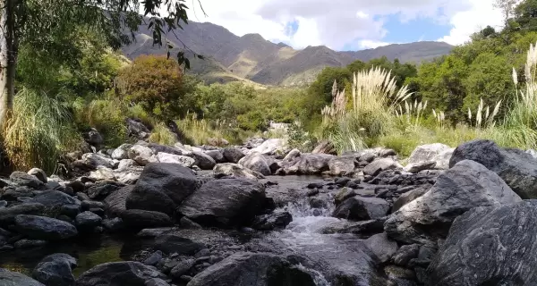 En verano, los pueblos serranos ofrecen agua fresca, sombra y un ritmo ideal para descansar.