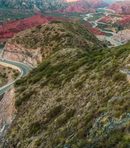 En verano, las rutas panor�micas argentinas convierten el camino en parte central del viaje.