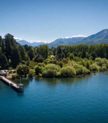 En verano, los lagos del sur argentino combinan frescura, paisaje y un ritmo ideal para descansar.
