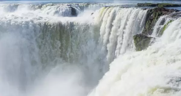 En verano, los paisajes argentinos despliegan colores y escenarios que enamoran a primera vista.